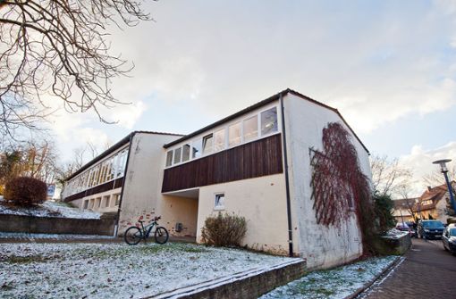 Die alte Schule in Aichschieß soll abgerissen und durch einen Neubau ersetzt werden, der auch eine Kita  beherbergen soll Foto: / Andreas Kaier