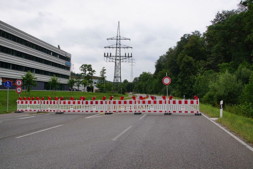 Der beschädigte Strommast ist ausgetauscht worden: Denkendorf: Körschtalstraße Freitagabend wieder frei