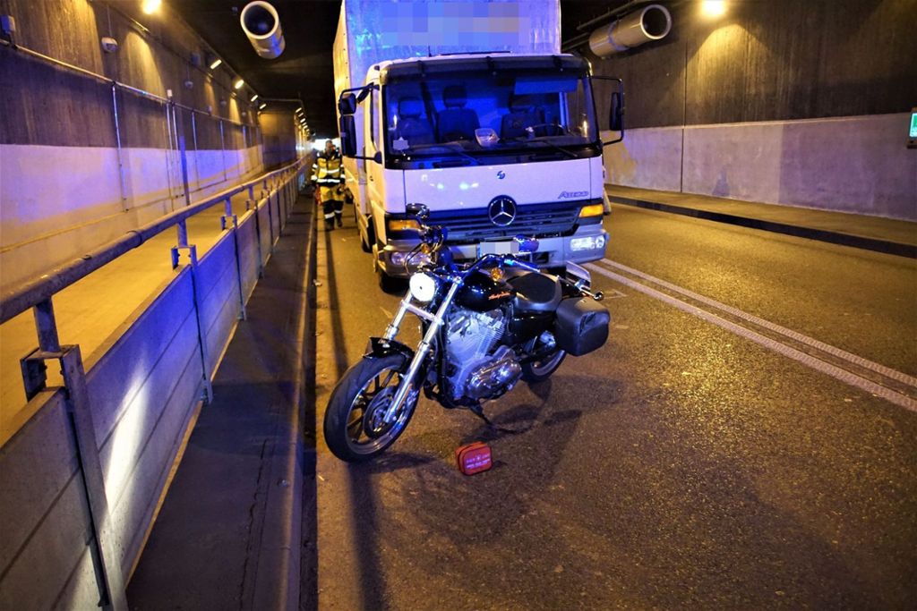 Die Fahrerin erkannte zu spät, dass der LKW bremsen musste: Motorradunfall im Flughafentunnel in Filderstadt