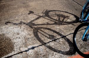 Tragischer Unfall in Esslingen-Berkheim: Fußgänger verstirbt nach Zusammenstoß mit Fahrradfahrer