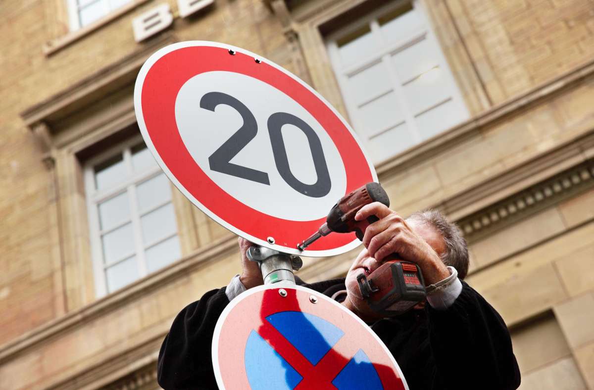 Verkehrsberuhigung in Stuttgart: Die ersten Tempo-20-Schilder stehen schon in der  City