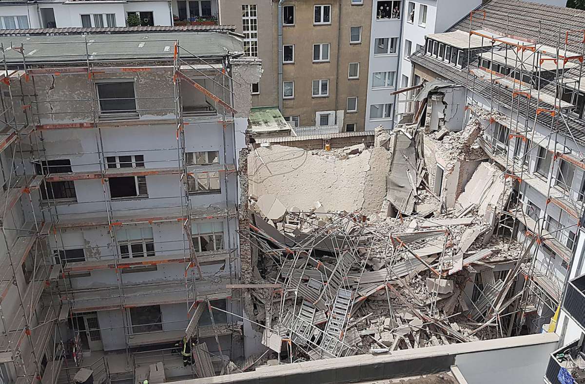 Düsseldorf: Teile eines Gebäudes eingestürzt –  ein Mensch vermisst