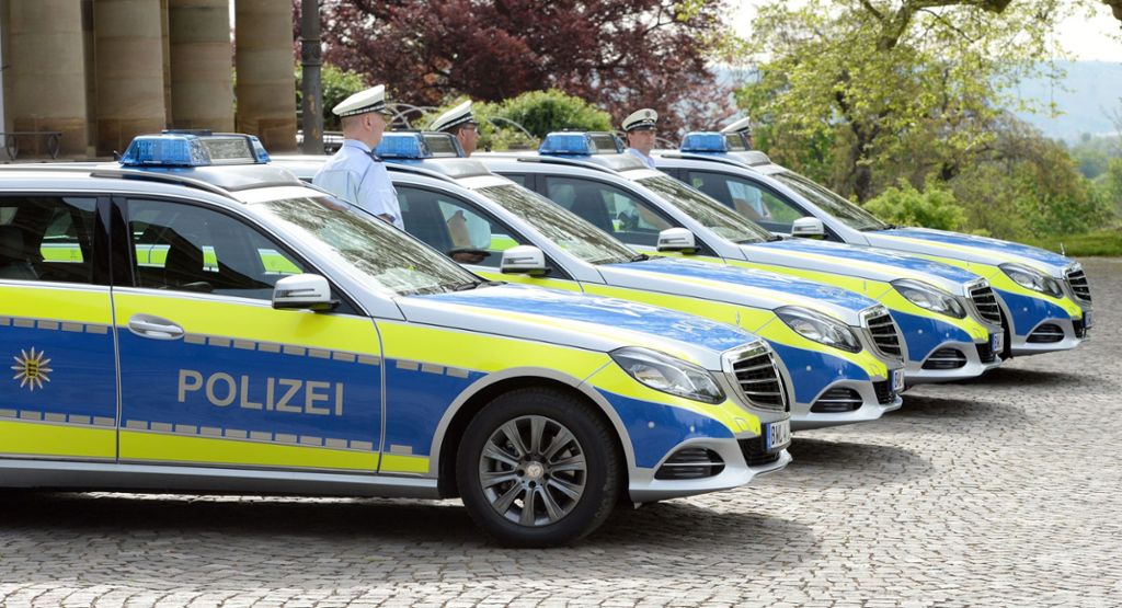 Das Möbelstück lag mitten auf einer Bundesstraße bei Ettlingen: Kurioser Zusammenstoß: Polizeiauto fährt in Klappsofa