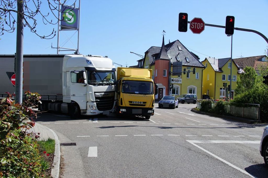 Sattelschlepper und Kleinlaster kollidieren auf einer Kreuzung in Bernhausen: Lkw-Fahrer bei Unfall in Filderstadt verletzt