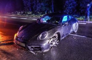Hoher Schaden in Baltmannsweiler: Porsche fährt über Verkehrsinsel