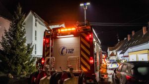 Brand in Reichenbach: Feuerwehr löscht Brand in Mehrfamilienhaus