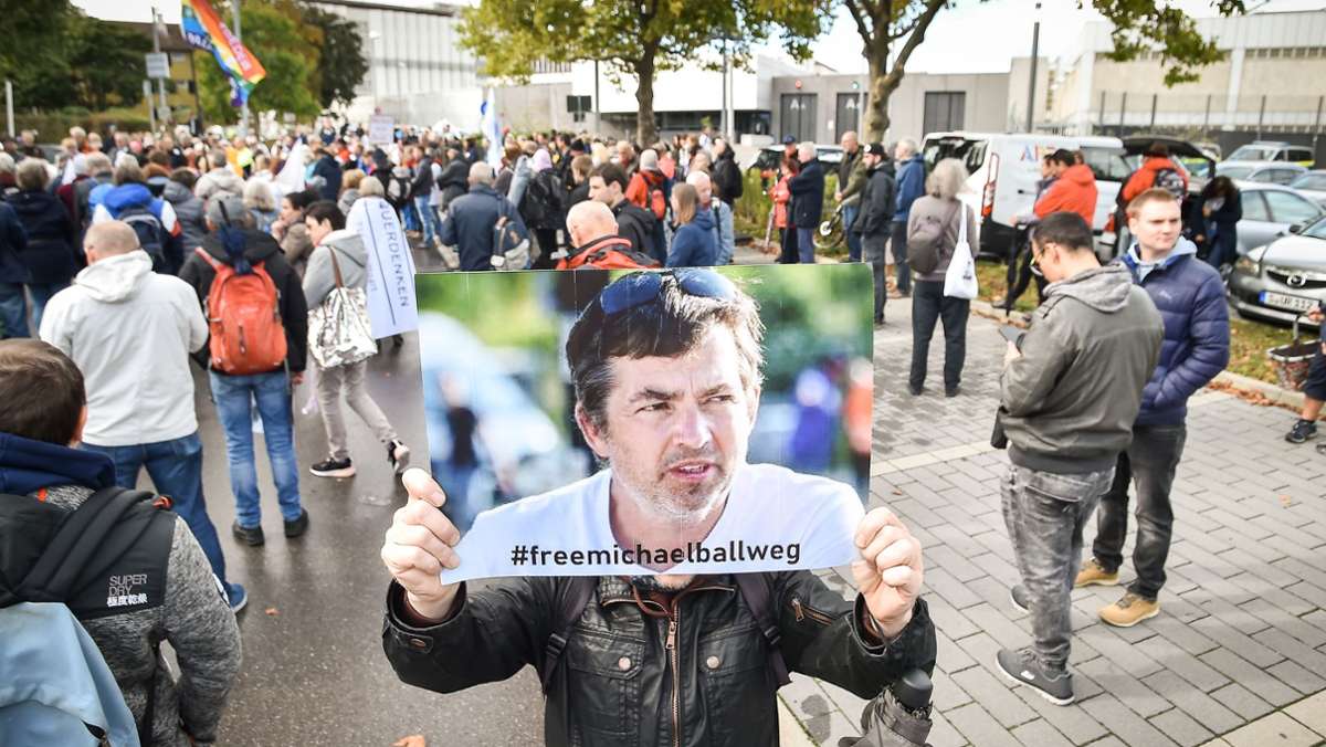 Solidaritätsdemo für Michael Ballweg: „Michael mein Held“ – Demonstranten fordern Ballwegs Freilassung