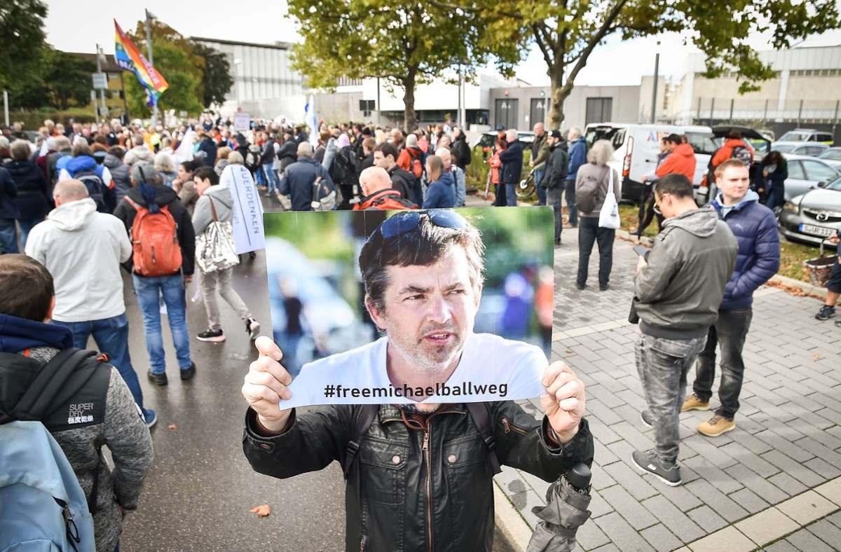 Solidaritätsdemo für Michael Ballweg: „Michael mein Held“ – Demonstranten fordern Ballwegs Freilassung