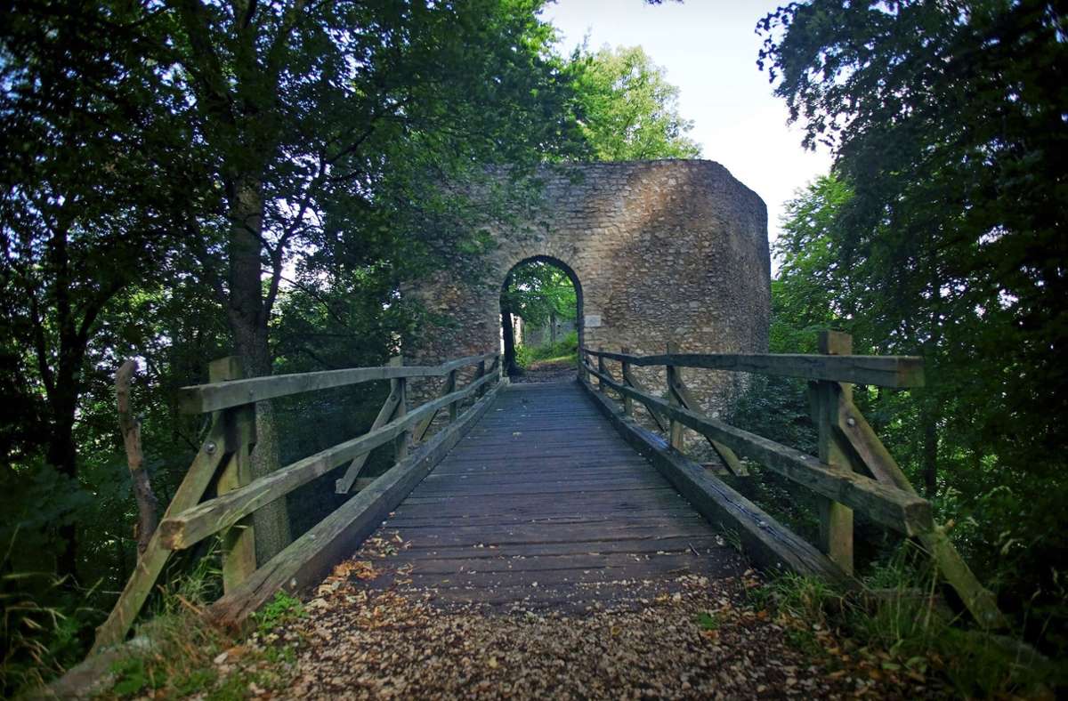 Die Brücke überspannt den Halsgraben, der ein Teil der Burgbefestigung ist.