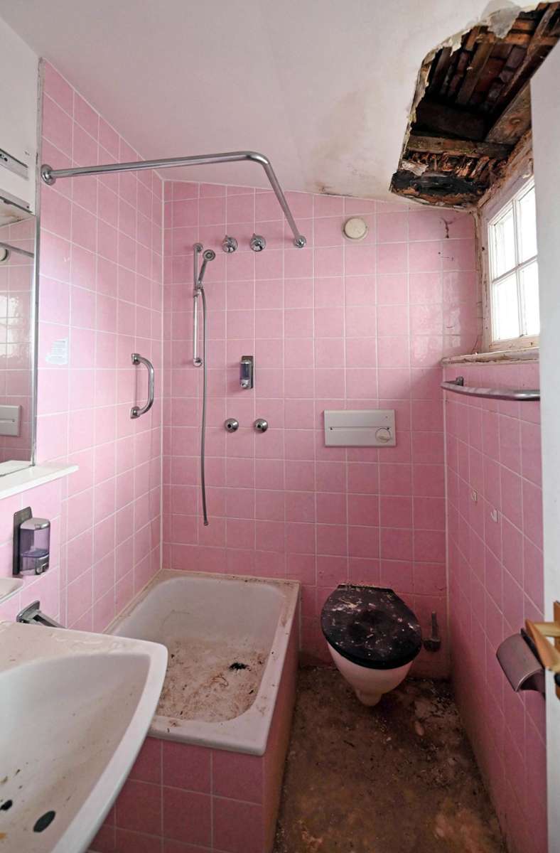 Blick in das Bad mit rosa Kacheln.
