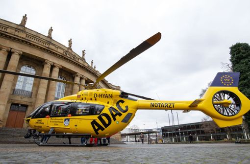 Spektakuläre Aktion, aber kein Rettungseinsatz: Der Hubschrauber Christoph 22 aus Ulm am Donnerstag vor dem Stuttgarter Staatstheater. Foto: Lichtgut/Leif Piechowski