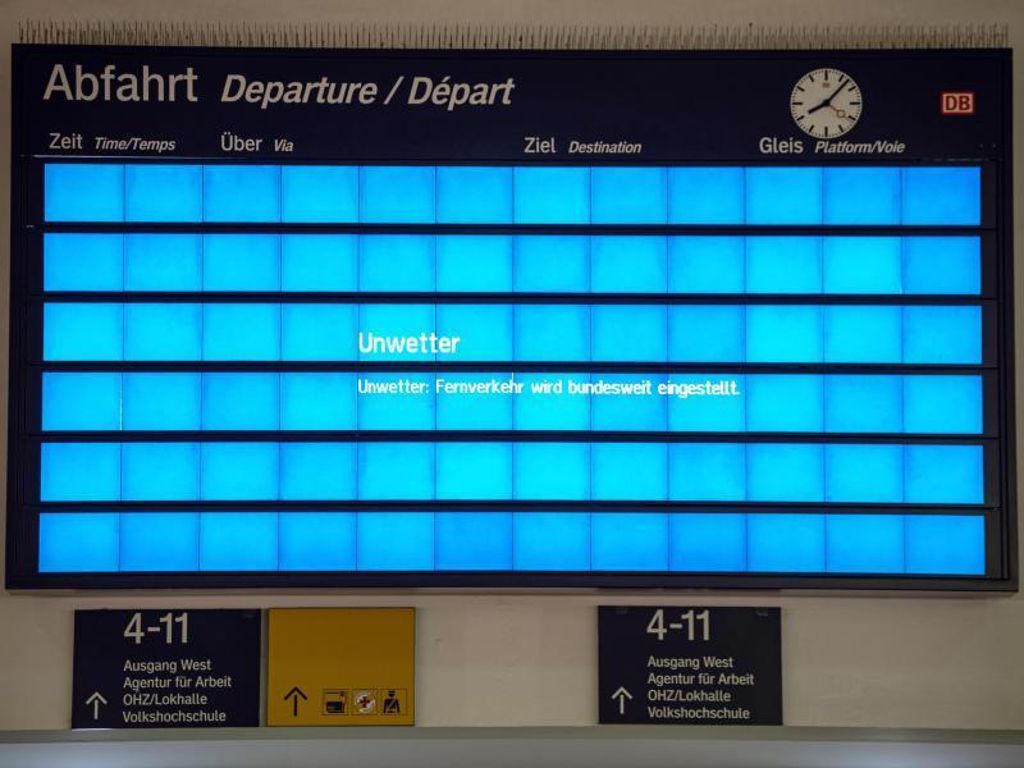 «Unwetter: Fernverkehr bundesweit eingestellt» steht auf der Anzeigentafel am Bahnhof Göttingen. Foto: Swen Pförtner/dpa