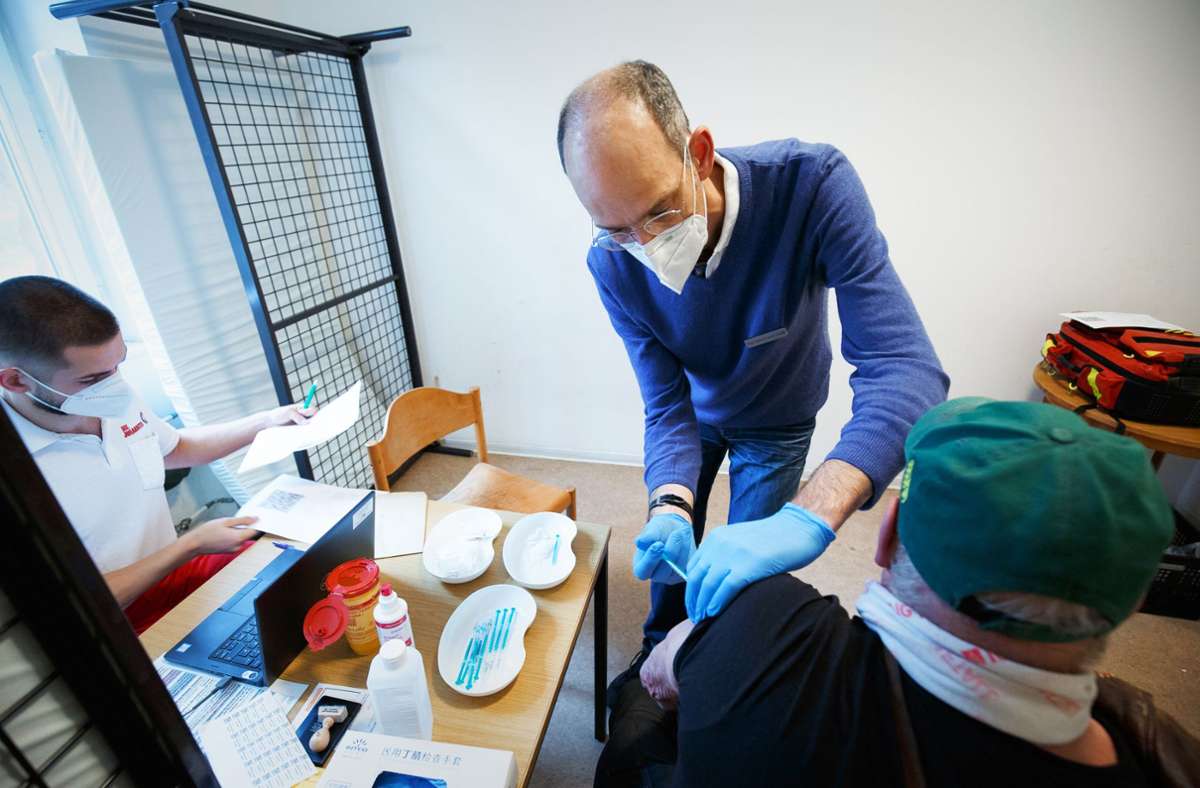 Der Hautarzt Ralf Denfeld setzt die Spritze bei einem Bewohner der Zentralen Notübernachtung.