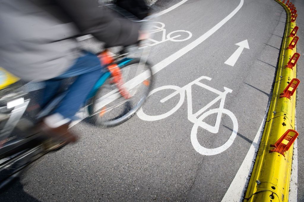 78-Jähriger missachtet die Vorfahrt des Radlers und kollidiert mit dessen Hinterrad: Wendlingen: Fahrradfahrer zu Fall gebracht