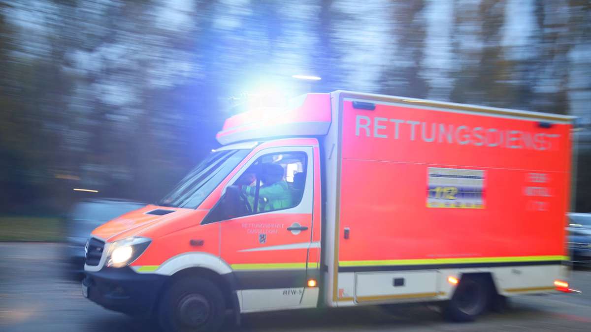 Unfall in Esslingen: Auto  kommt von der Straße ab und fährt gegen Haus