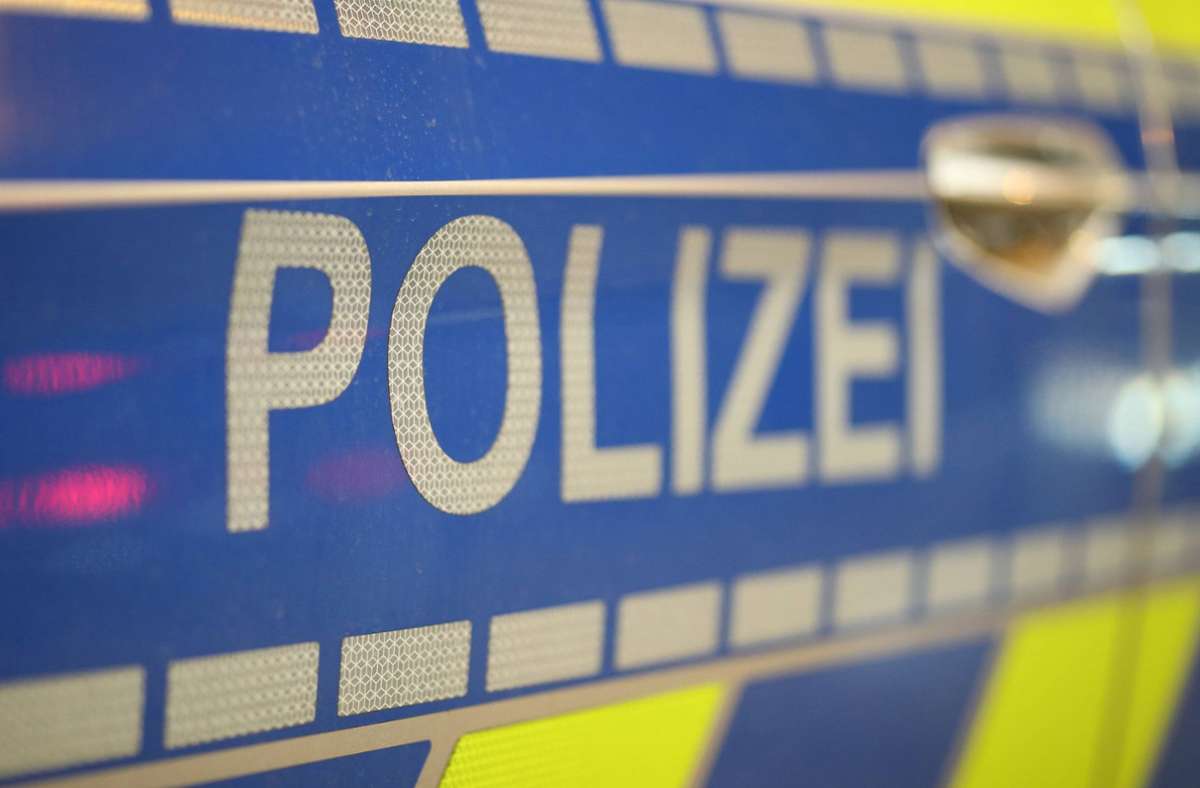 Zeugen in Esslingen gesucht: Unbekannter rammt parkendes Auto und flüchtet
