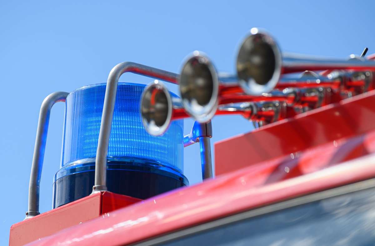 Feuerwehreinsatz in Beuren: Traktor fängt bei Mäharbeiten Feuer