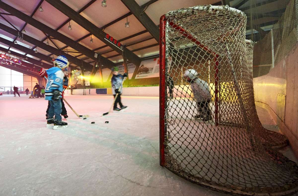 Den Puck im Visier, bereitet sich der Eishockeynachwuchs in Wernau auf die neue Saison vor. Die Pflege der Eisfläche ist energieintensiv. Foto: Karin Ait Atmane