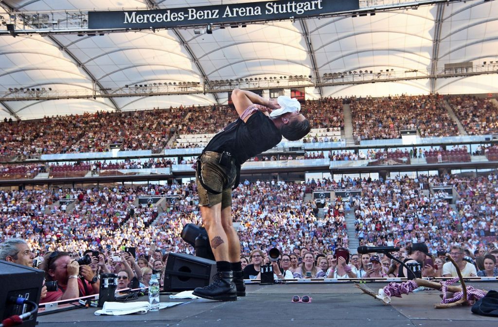 50.000 Fans feiern Andreas Gabalier auf seiner Stadion-Jubiläums-Tour in der Stuttgarter Mercedes-Benz-Arena: Andreas Gabalier im Stuttgarter Stadion