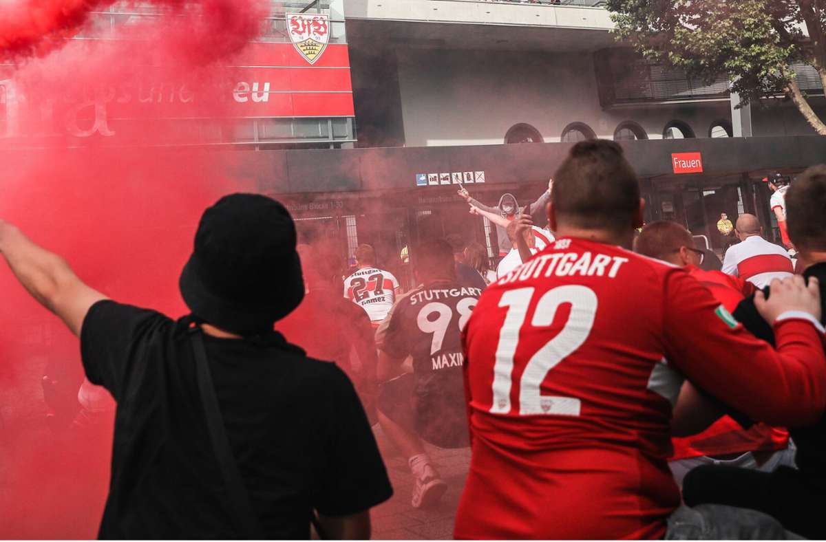 VfB-Fans feiern den Aufstieg vor dem Stadion.