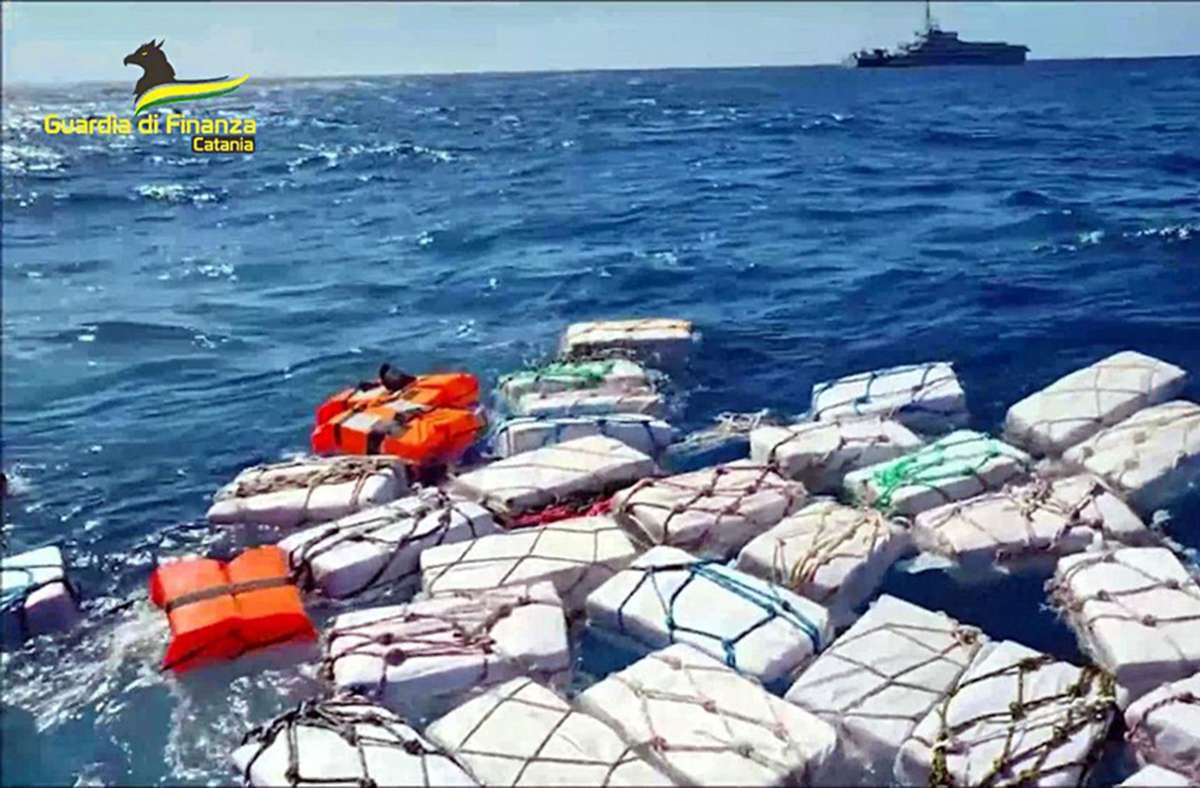 Drogen in Italien: 70 Pakete mit zwei Tonnen Kokain im Meer vor Sizilien gefunden