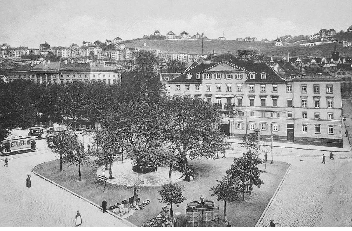 Vor über 100 Jahren war der Charlottenplatz ein richtiger Platz mit Park, Bäumen und einem Pissoir (unten). Im Hintergrund: das Kriegsministerium.