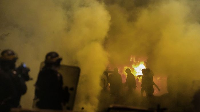 Frankreich rüstet sich für dritte Krawallnacht - Polizist in U-Haft