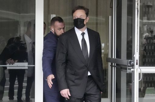 Elon Musk verlässt nach dem Prozess  das Gerichtsgebäude. Foto: dpa/Jeff Chiu