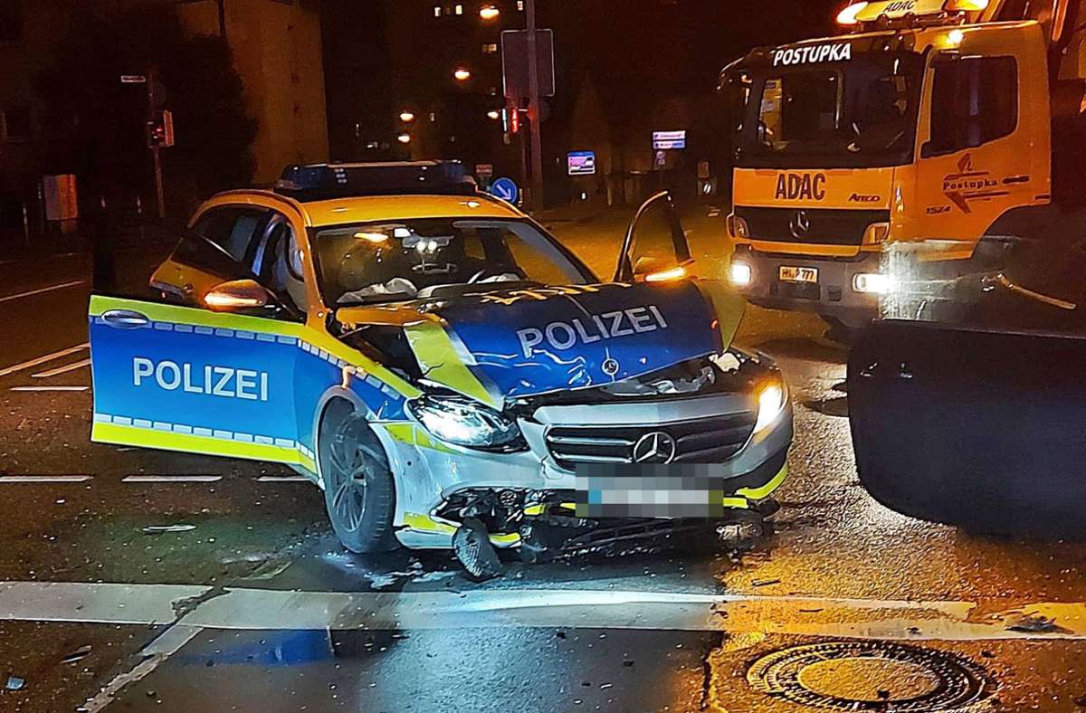 Unfall in Heilbronn: Auto kracht in Polizeistreife auf Einsatzfahrt