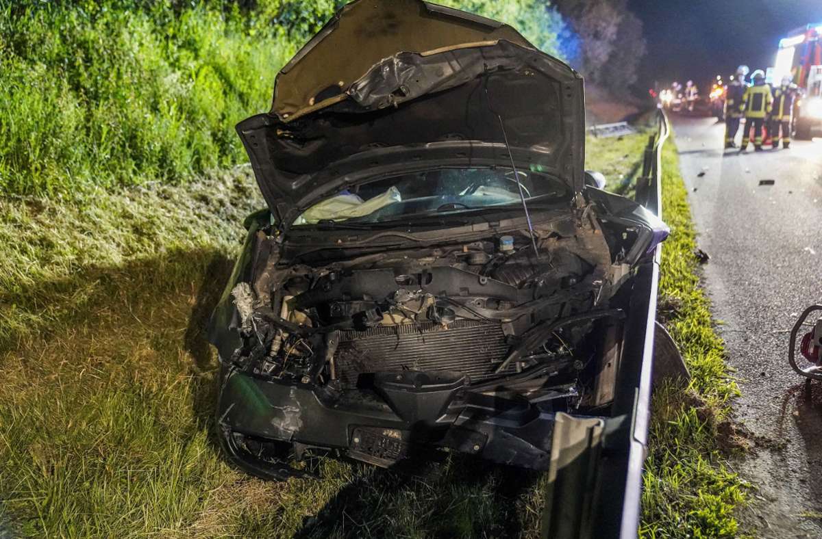 Unfall auf der A8 bei Kirchheim/Teck: Autofahrer schläft ein und schanzt über die Leitplanke