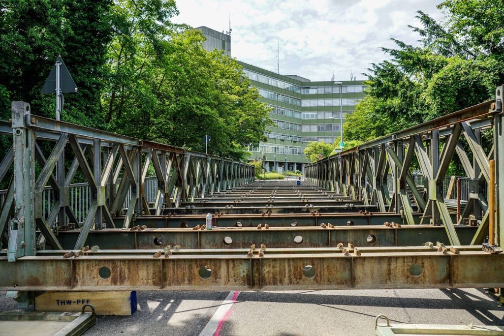 Seit heute Vormittag montieren rund 40 THWler eine Stahlträgerbrücke aus 50 Tonnen Material.
