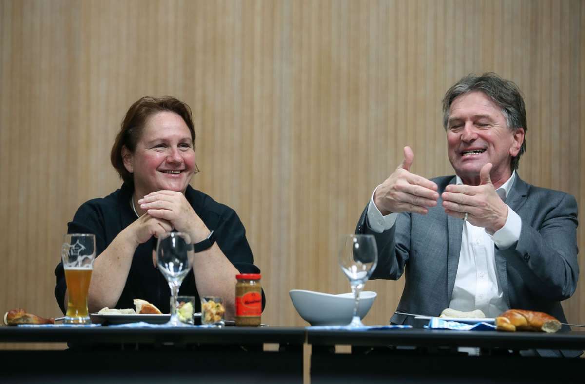 Beim Weißwurstfrühstück teilen       Kultusministerin Theresa Schopper und Sozialminister Manfred Lucha ihre Erlebnisse. Foto: Lichtgut// Piechowski