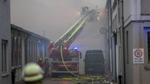 Feuer in Filderstadt-Bernhausen: Halle mit Schreinerei brennt – Feuerwehr im Großeinsatz