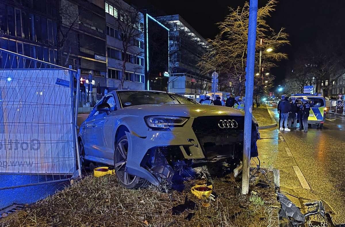 Unfall auf der Theodor-Heuss-Straße in Stuttgart: Zu schnell unterwegs – Fahrer verliert Kontrolle über Audi