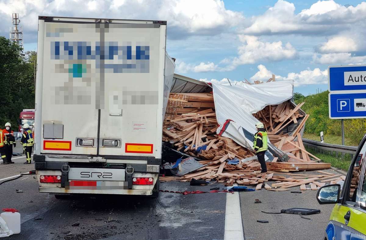 A6 bei Bad Rappenau: Zwei Schwerverletzte nach Unfall mit Lastwagen