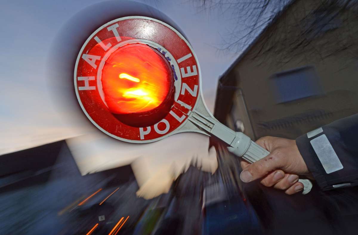 Vorfall in Pforzheim: Betrunkene Autofahrerin flüchtet vor Polizei und mäht Blitzer um