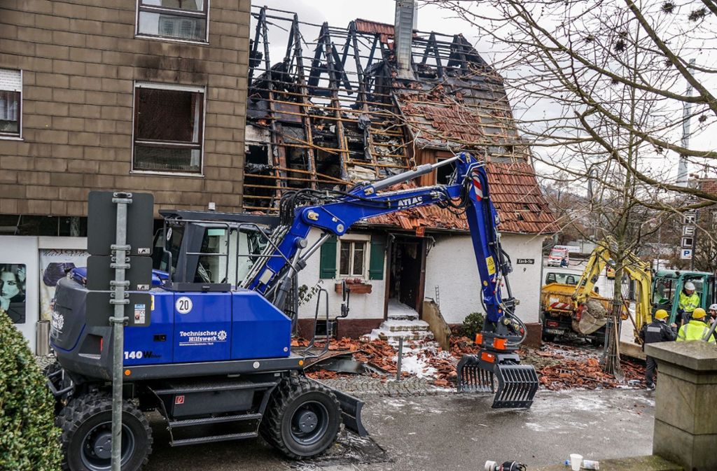 Mitarbeiter des THW beim Abbruch des nach einem Brand einsturzgefährdeten Hauses in Altbach.