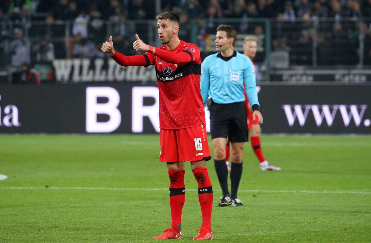 Der Mittelfeldspieler Atakan Karazor zeigt an, wohin es beim VfB Stuttgart gehen soll.