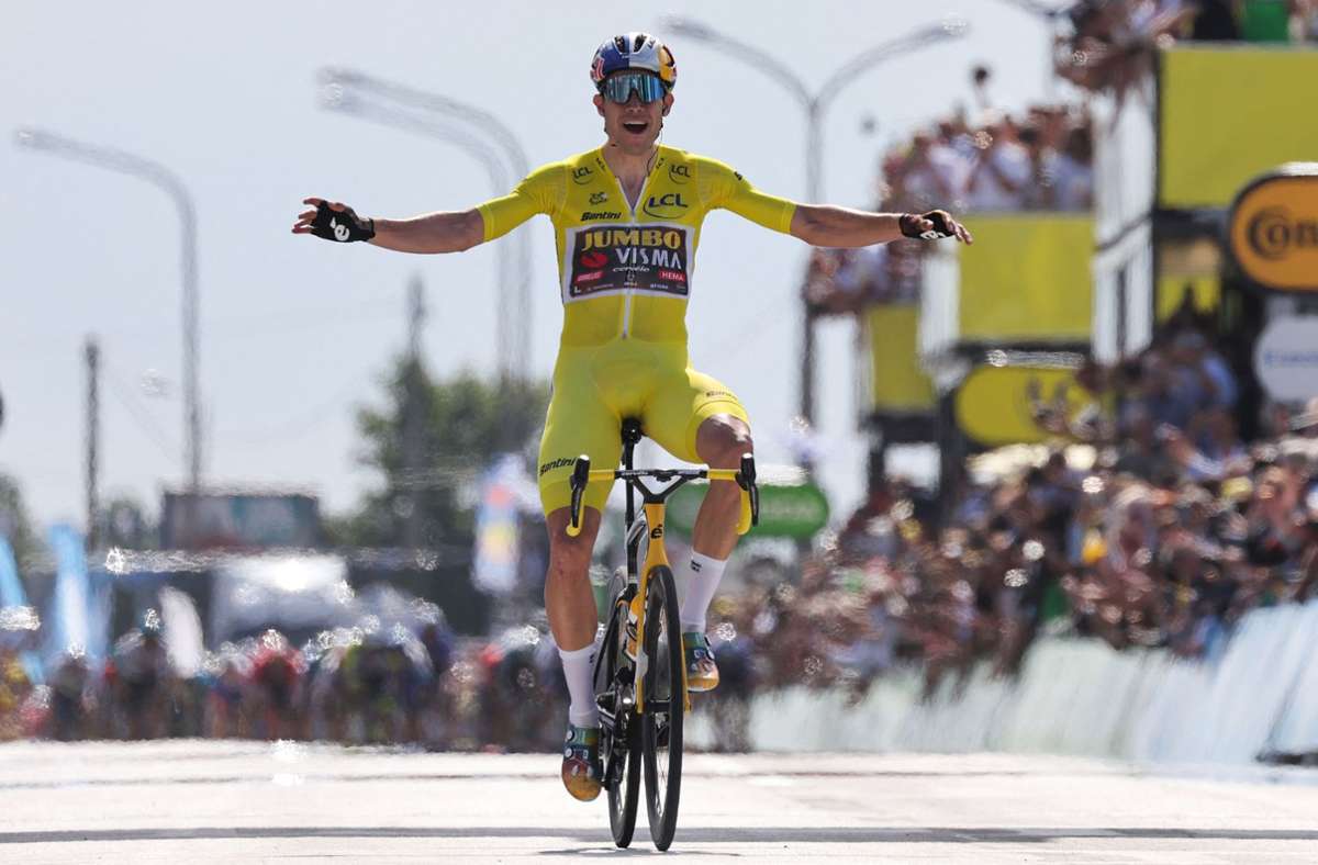 Der Belgier Wout van Aert gewinnt am Dienstag die vierte Etappe der 109. Tour de France. Foto: AFP/THOMAS SAMSON