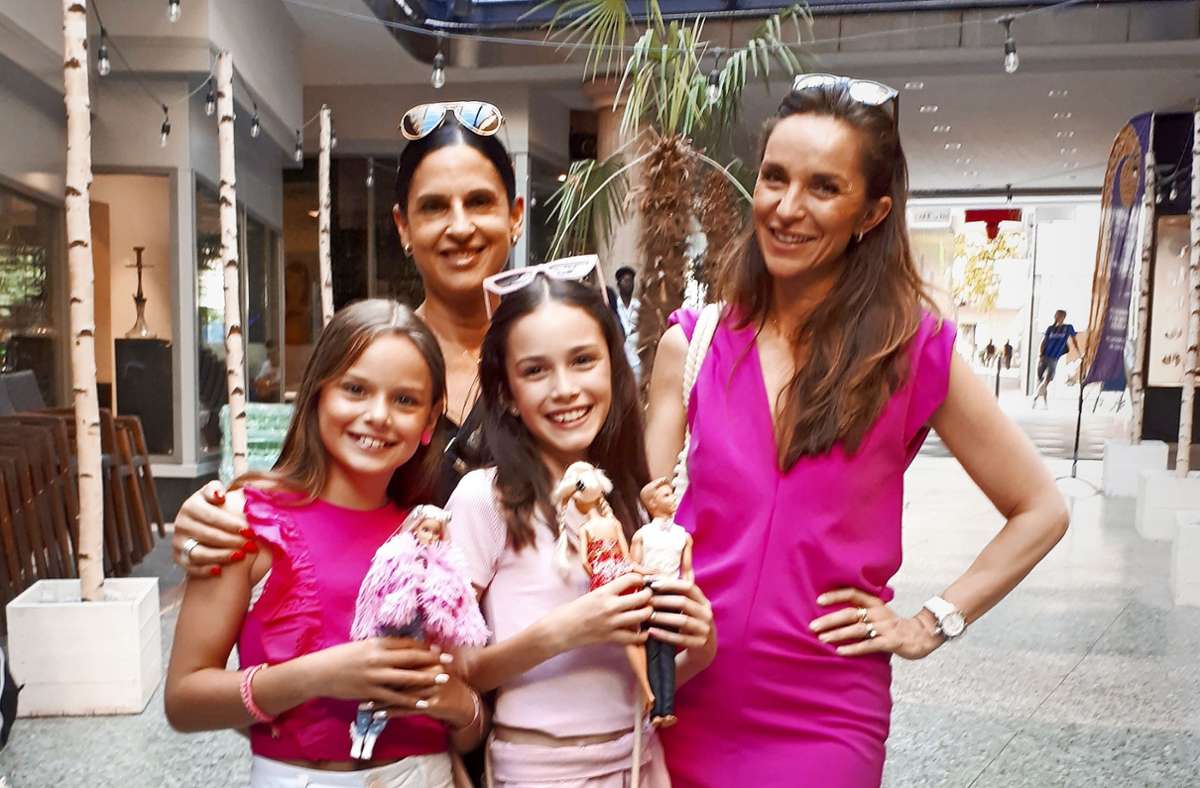 Feiertag für Barbie-Fans: Angelika Gewalt (links) und Susanne Schick mit ihren Töchtern Luna (links) und Filippa