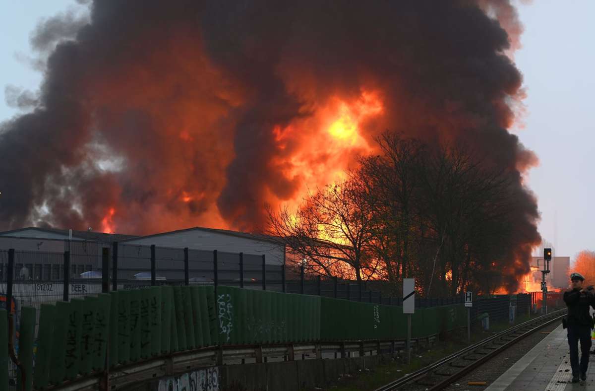 Großbrand im Stadtteil Rothenburgsort: Dunkle Rauchwolke ziehen am Ostersonntag über Hamburg