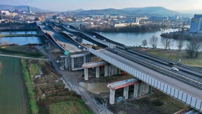 Schwerer als der Eiffelturm – Neckarbrücke wird um 22 Meter verschoben