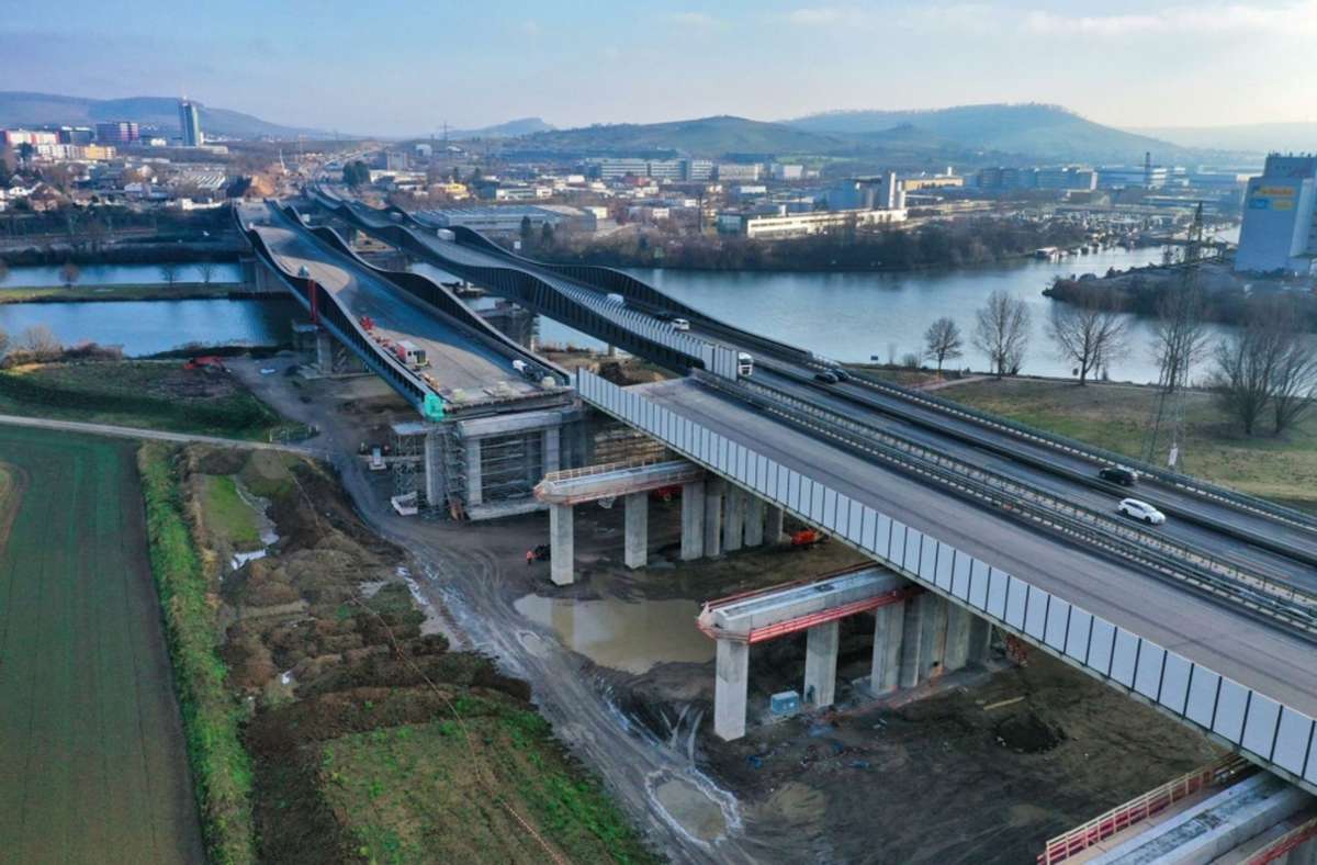 Die Neckarbrücke aus Stahl (linke Seite) muss verschoben werden.