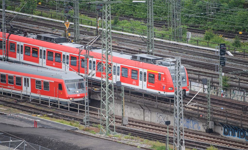 Linien S1, S2 und S3 verkehren bis Betriebsschluss nur im 30-Minuten-Takt: +++ Liegengebliebene S-Bahn abgeschleppt - weiterhin Verspätungen +++