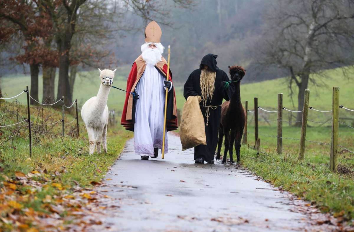 Mit seinem als Knecht Ruprecht verkleideten Kollegen war er unterwegs zu einer Nikolausfeier.