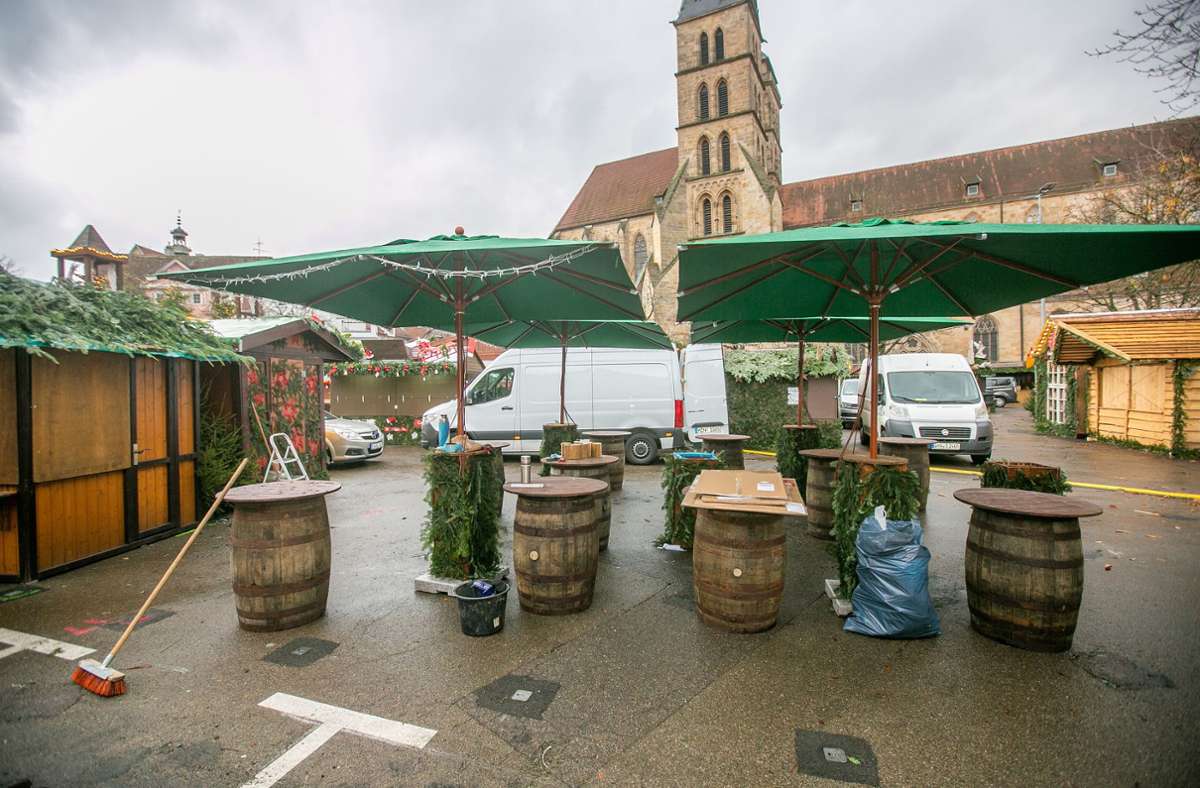 Seit Beginn der Pandemie sind viele Veranstaltungen ausgefallen. Der Esslinger Weihnachtsmarkt ist zwar  aufgebaut,  aber  kurz vor der Eröffnung doch  abgesagt worden. Foto: Roberto Bulgrin