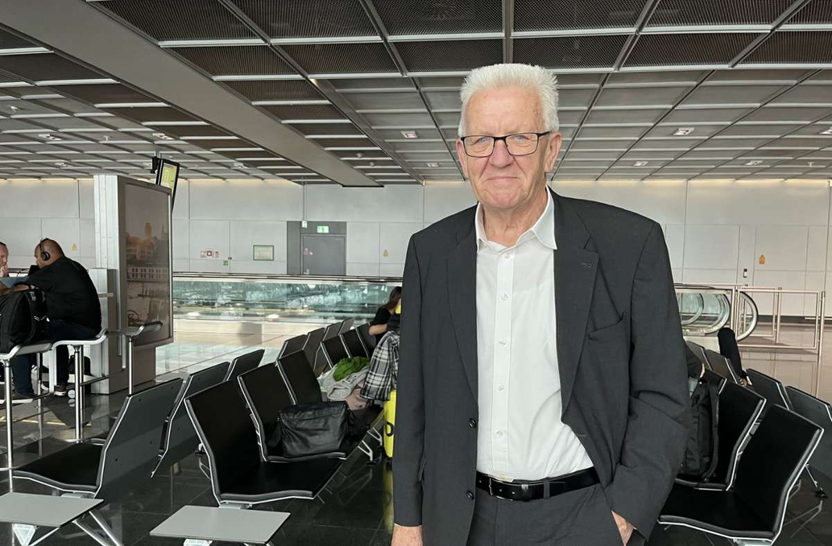 Der baden-württembergische Ministerpräsident Winfried Kretschmann am Frankfurter Flughafen vor seiner Reise in die USA. Foto: dpa/Nico Pointner