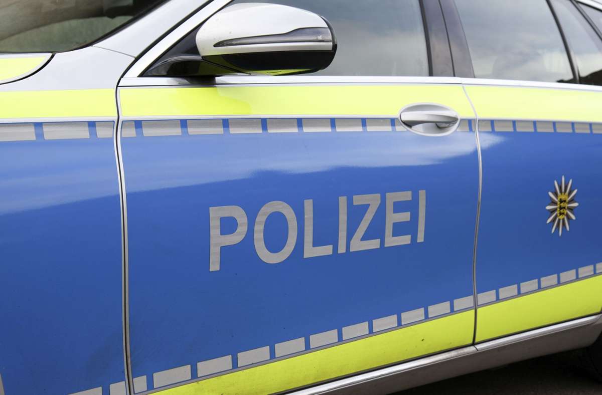 Opel-Fahrer bedrängt auf der A 81  die Polizei: Streifenwagen stoppt Überholmanöver