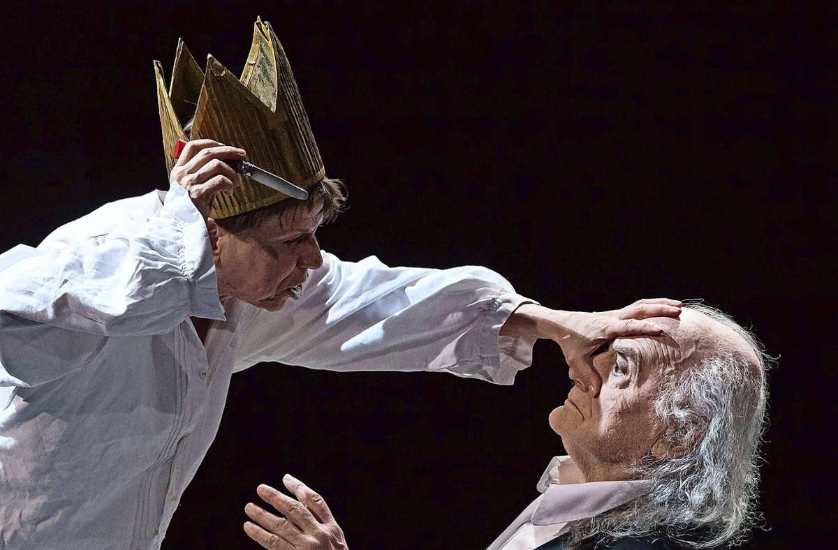 Maria Neumann und Roberto Ciulli stehen gemeinsam in Henrik Ibsens „Peer Gynt“ auf der Bühne. Foto: Joachim Schmitz