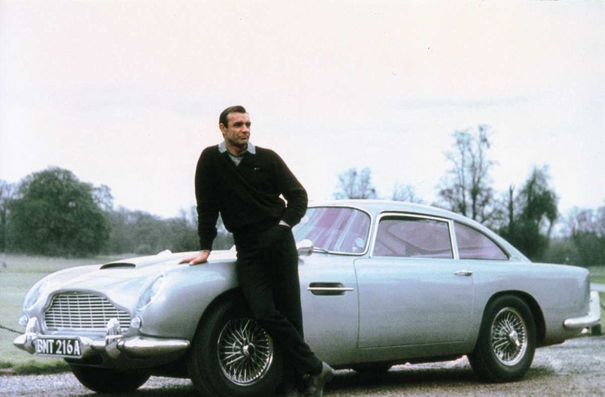 Sean Connery mit dem  Aston Martin DB5 im Film Goldfinger 1964